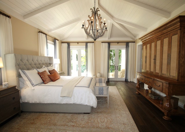 What Are The Best Lights For Vaulted Ceilings?