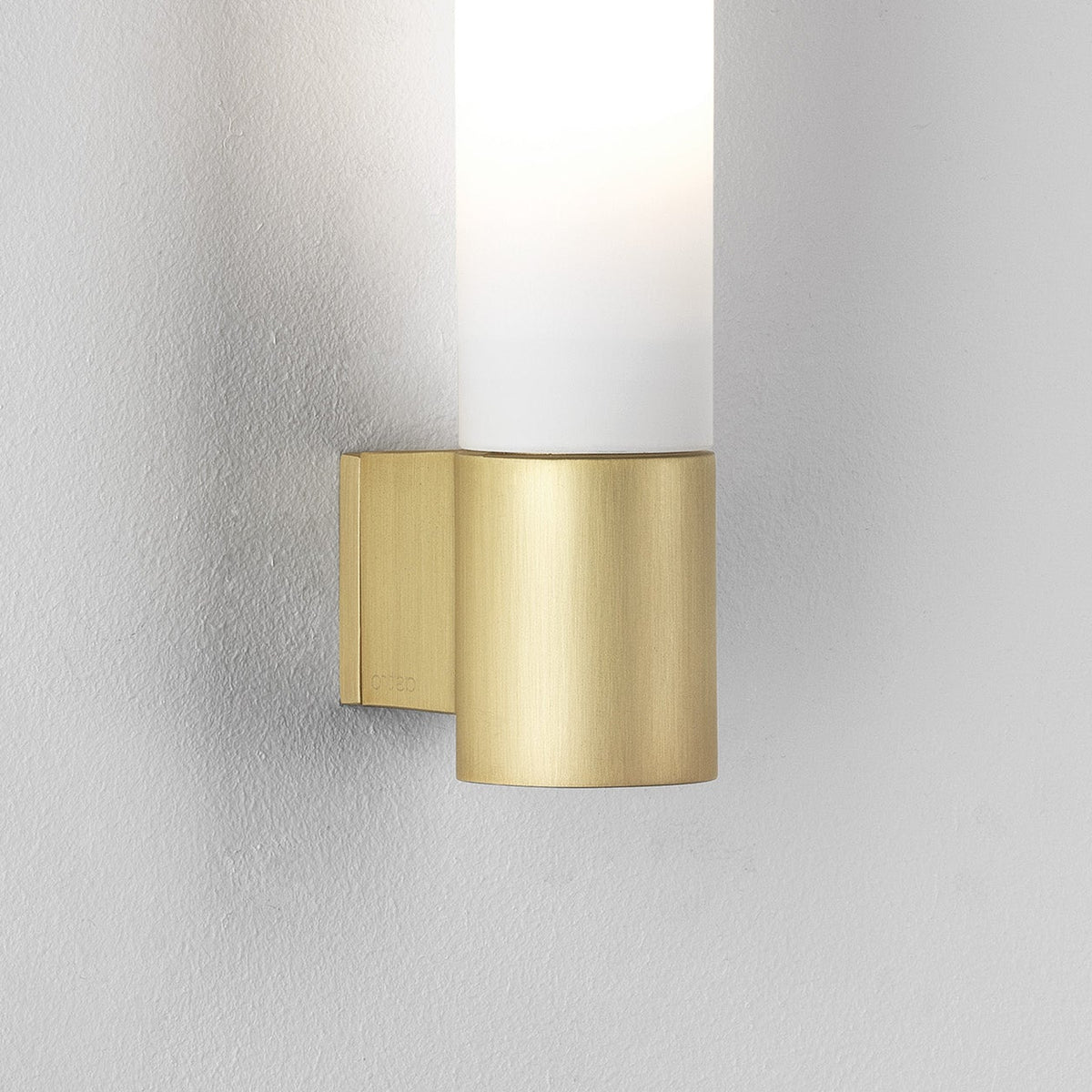 Cylindrical brass wall light with a white diffuser
