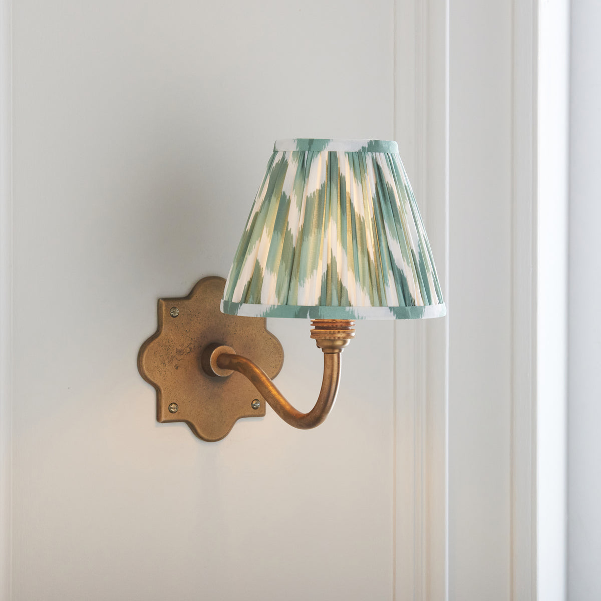 Anvil Curve Wall Light in Brass with Cotswold Green 16cm Zigzag Shade