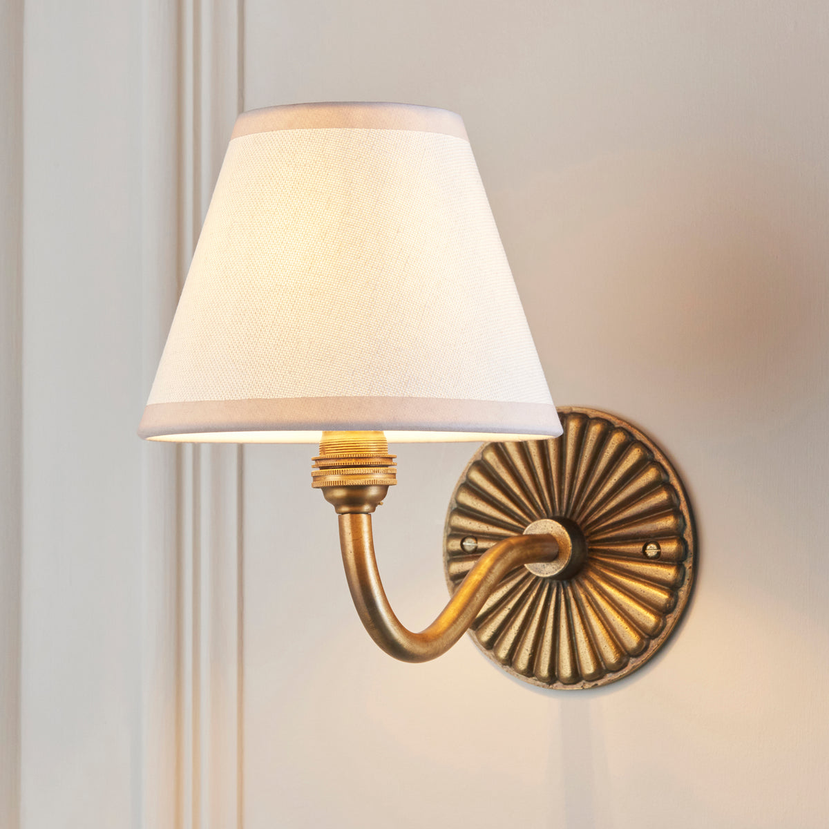 Dahlia Curve Wall Light in Brass with Vintage White 16cm Ivy Shade