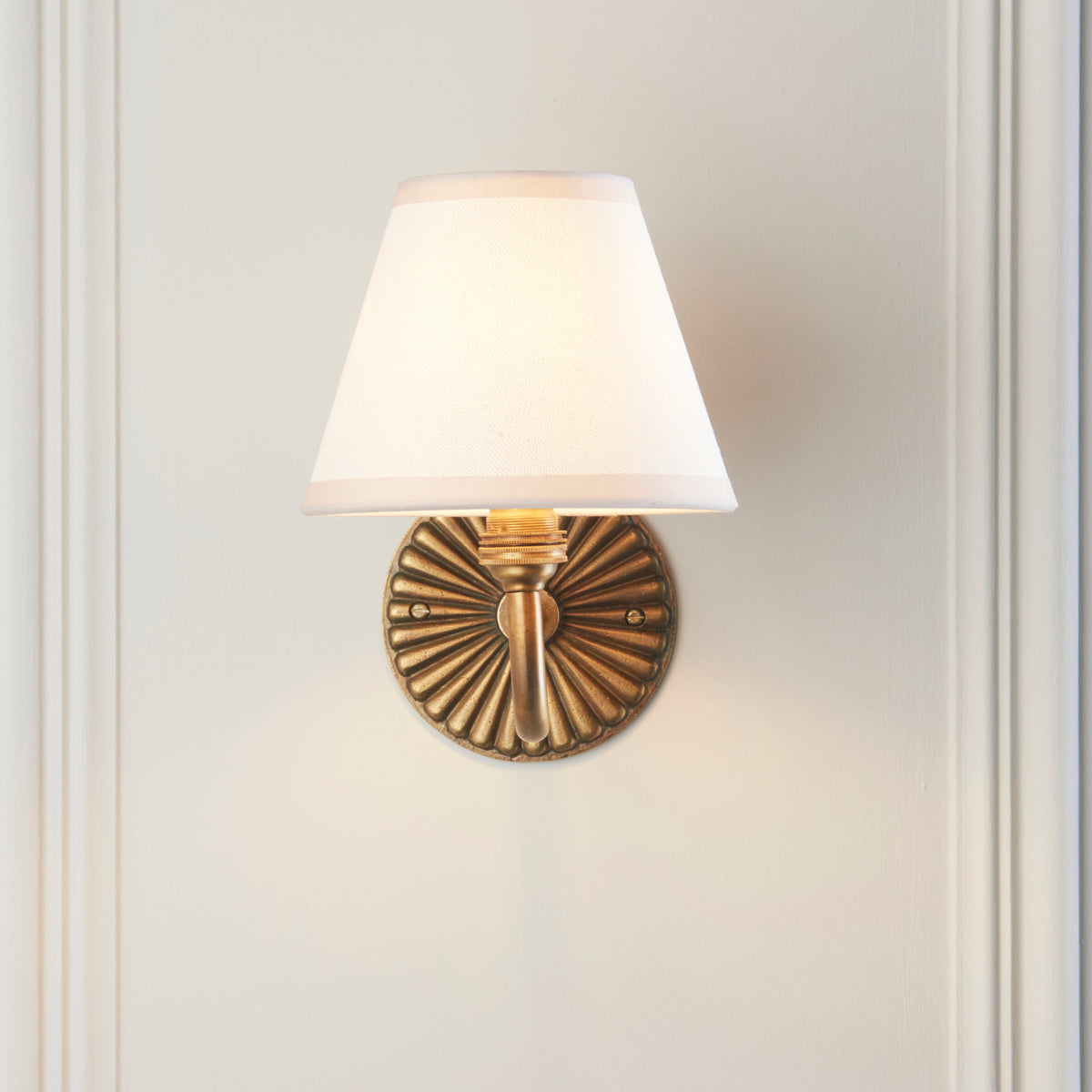 Dahlia Curve Wall Light in Brass with Vintage White 16cm Ivy Shade