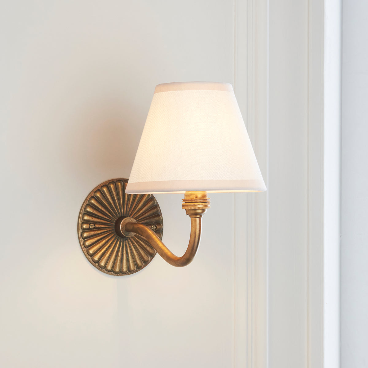 Dahlia Curve Wall Light in Brass with Vintage White 16cm Ivy Shade