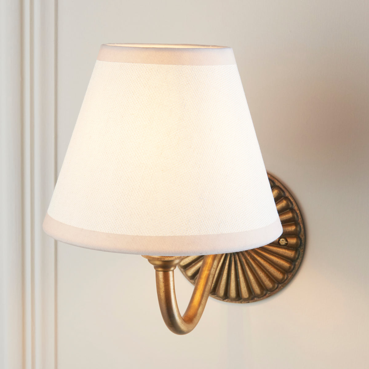 Dahlia Curve Wall Light in Brass with Vintage White 16cm Ivy Shade