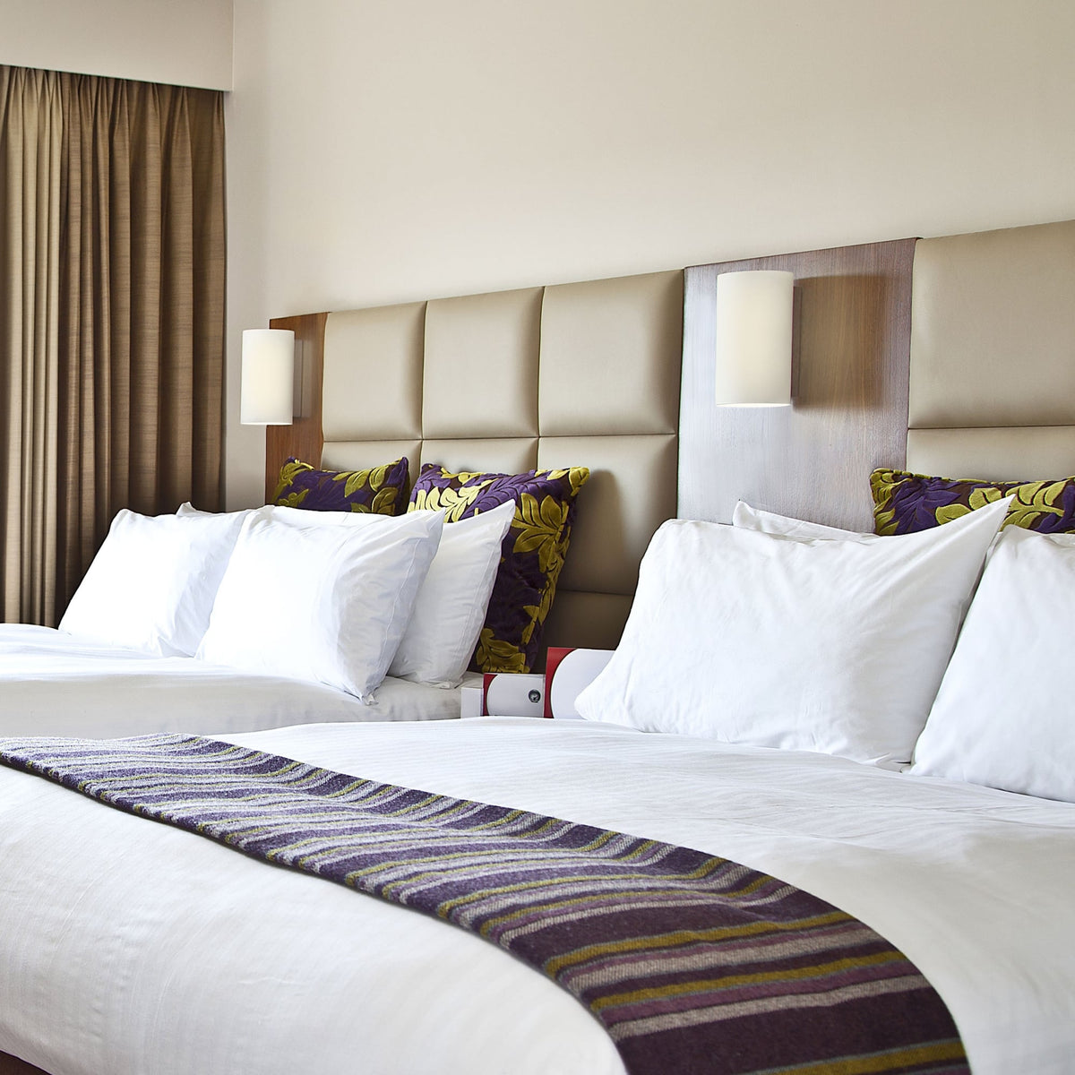 Cyl 260 White Glass Wall Light