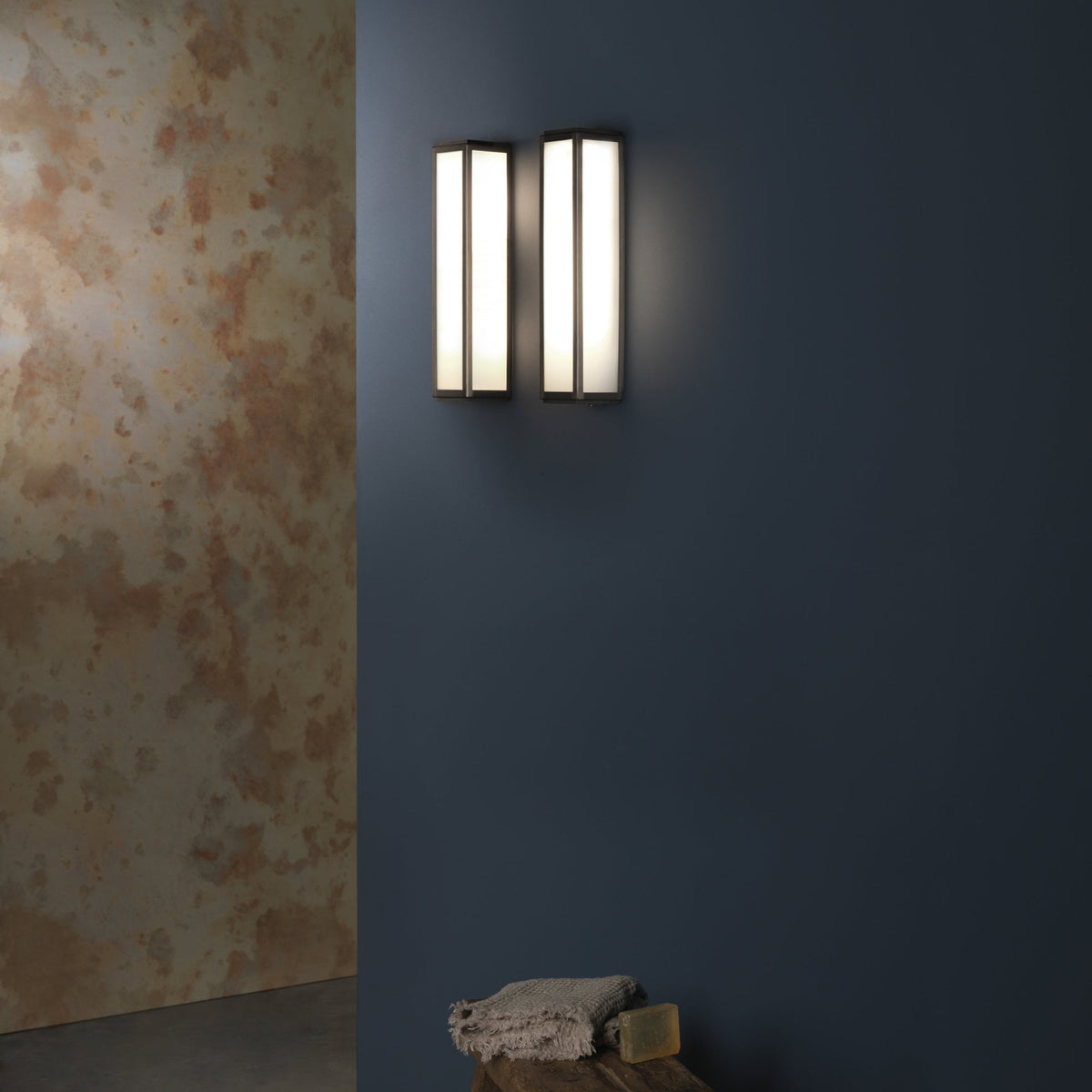 Mashiko 360 IP44 Classic Bathroom Wall Light in Bronze