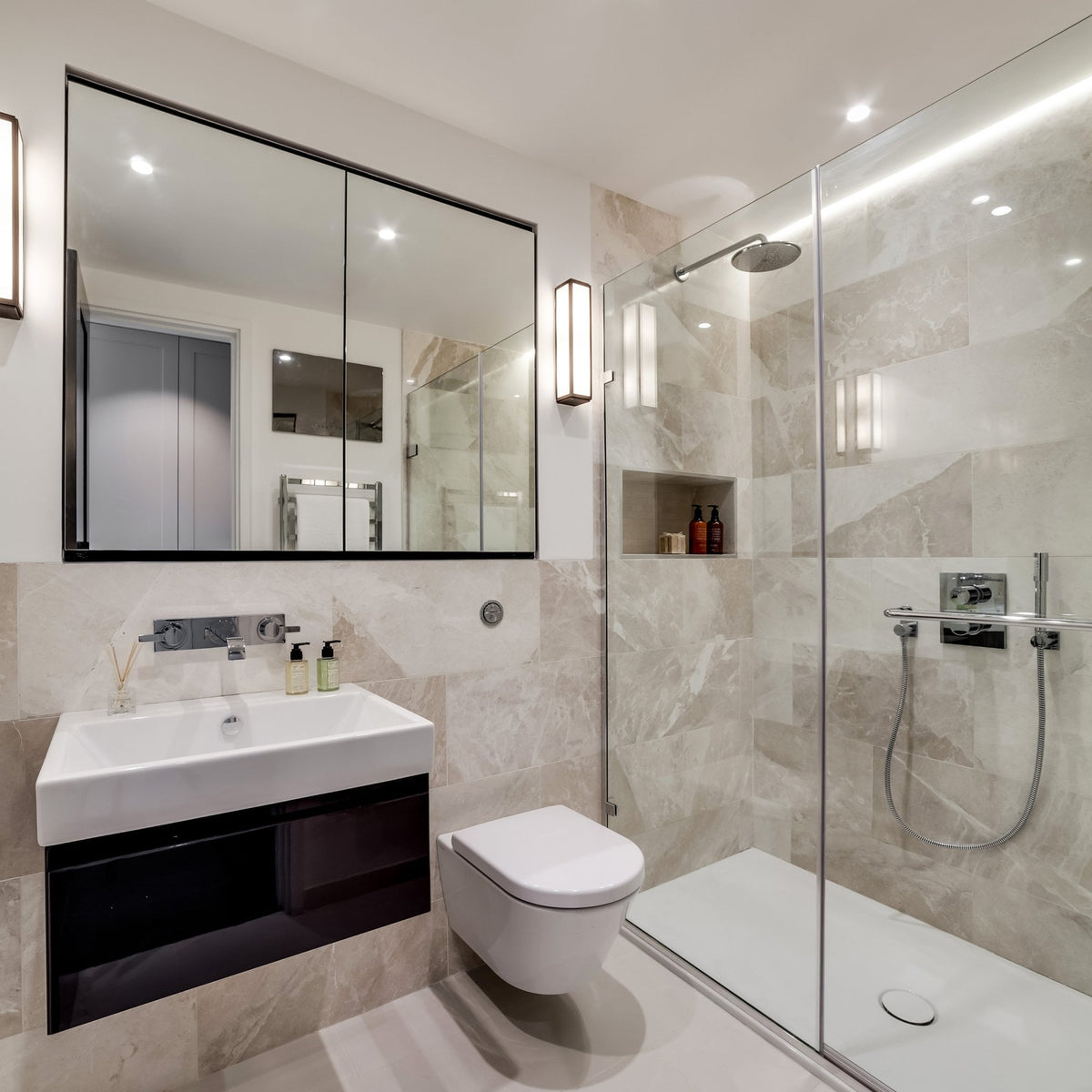 Mashiko 360 IP44 Classic Bathroom Wall Light in Bronze