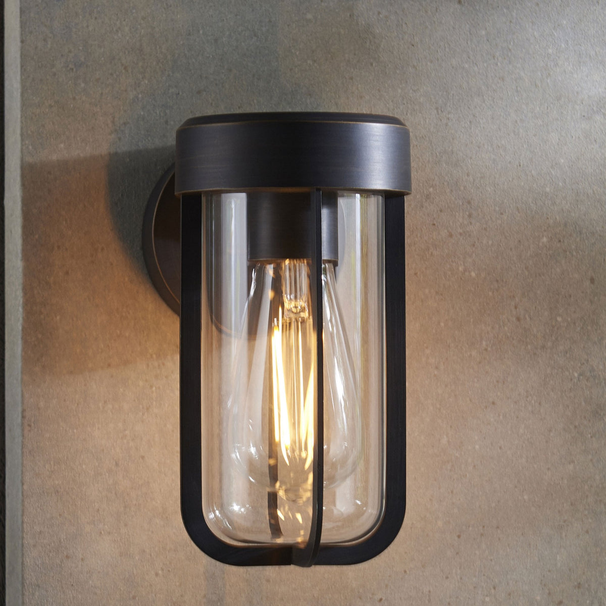 Applique murale noire, adaptée à l'extérieur ou à la salle de bain, avec une ampoule décorative à l'intérieur.