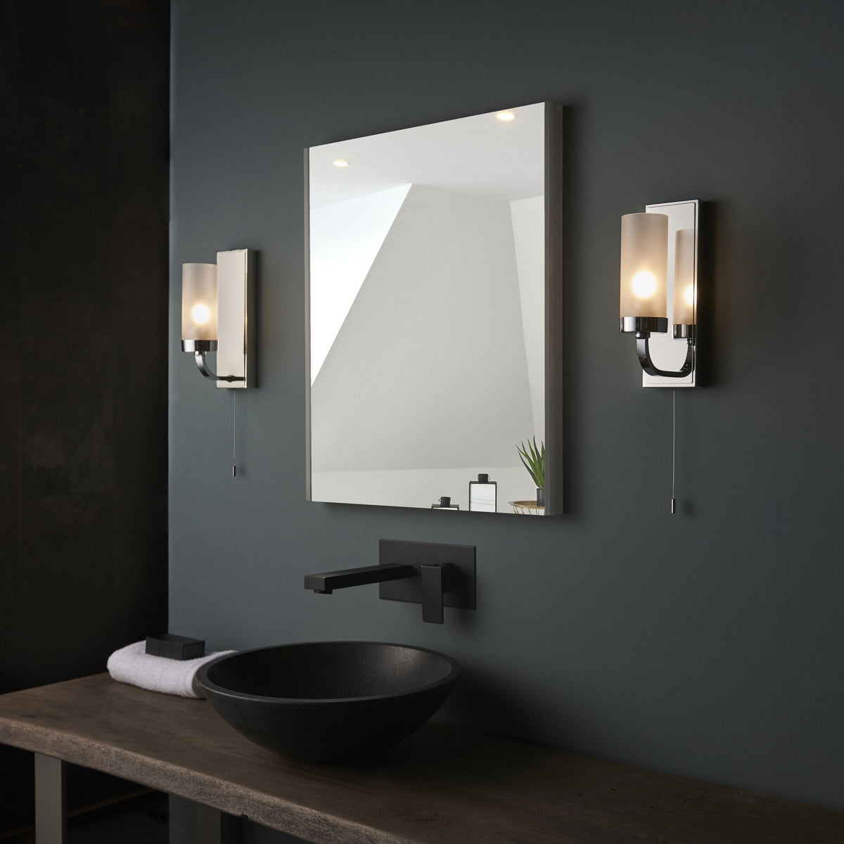 Edrea IP44 Switched Bathroom Wall Light in Chrome