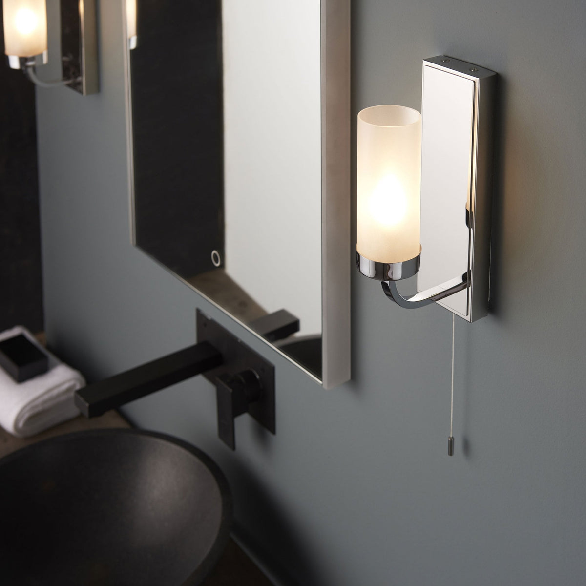 Edrea IP44 Switched Bathroom Wall Light in Chrome