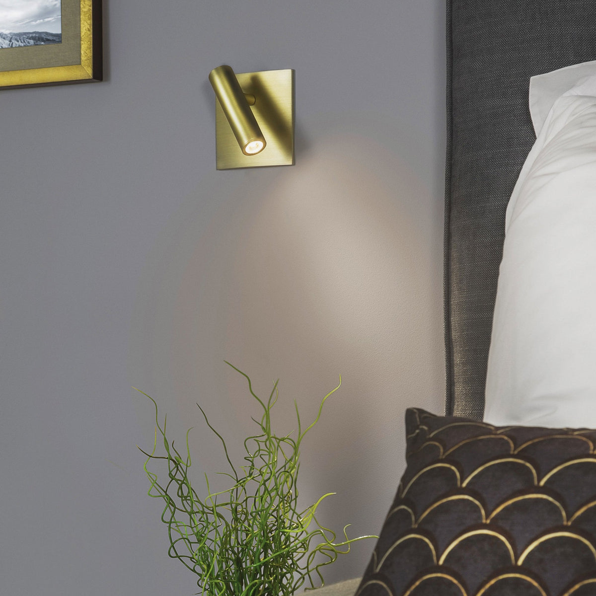 Brass wall light with a square base and a cylindrical adjustable head