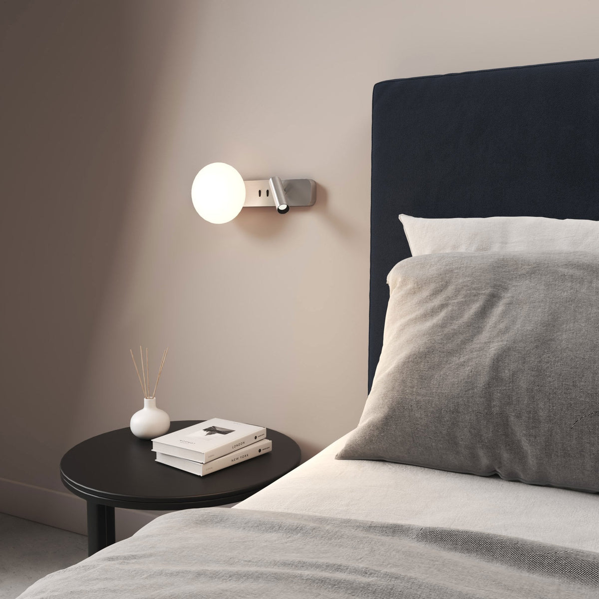 Zeppo Wall Reader Light in Matt White