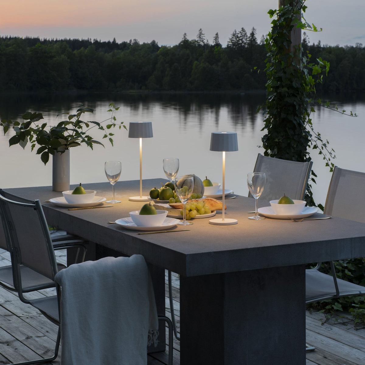 Positano IP54 USB Charged Round LED Table Light in White