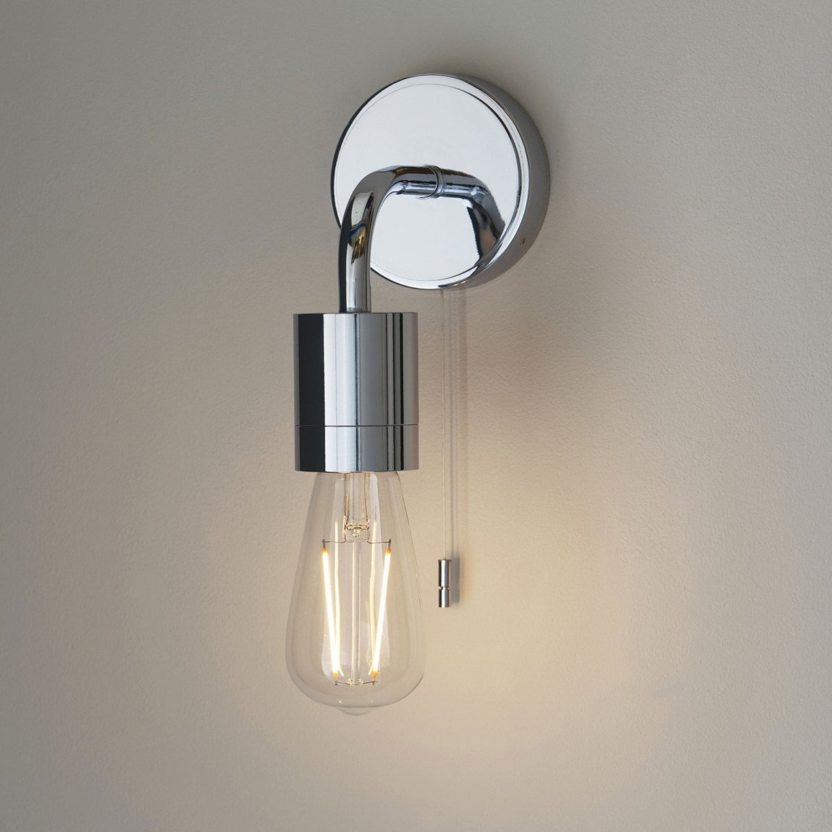 Modern IP44 Single Switched Wall Light in Polished Chrome