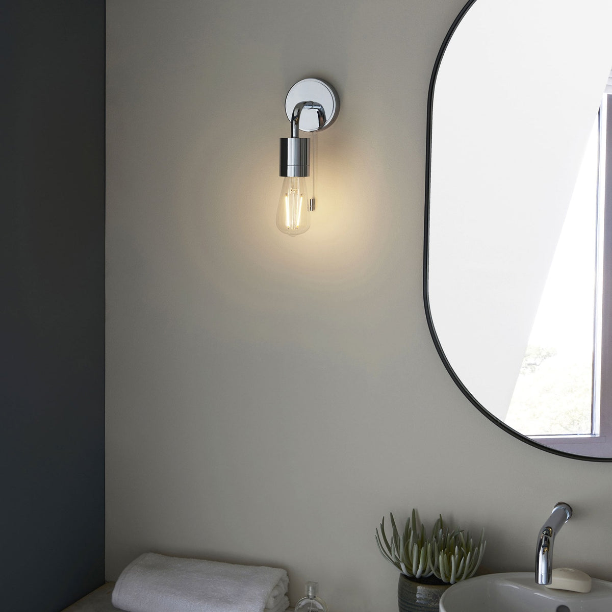 Modern IP44 Single Switched Wall Light in Polished Chrome