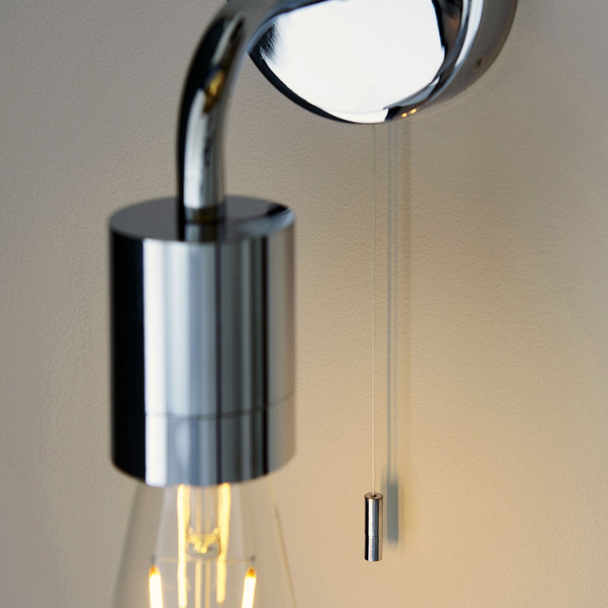 Modern IP44 Single Switched Wall Light in Polished Chrome