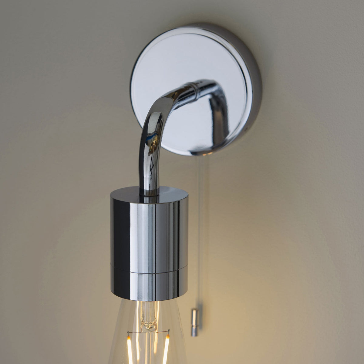 Modern IP44 Single Switched Wall Light in Polished Chrome