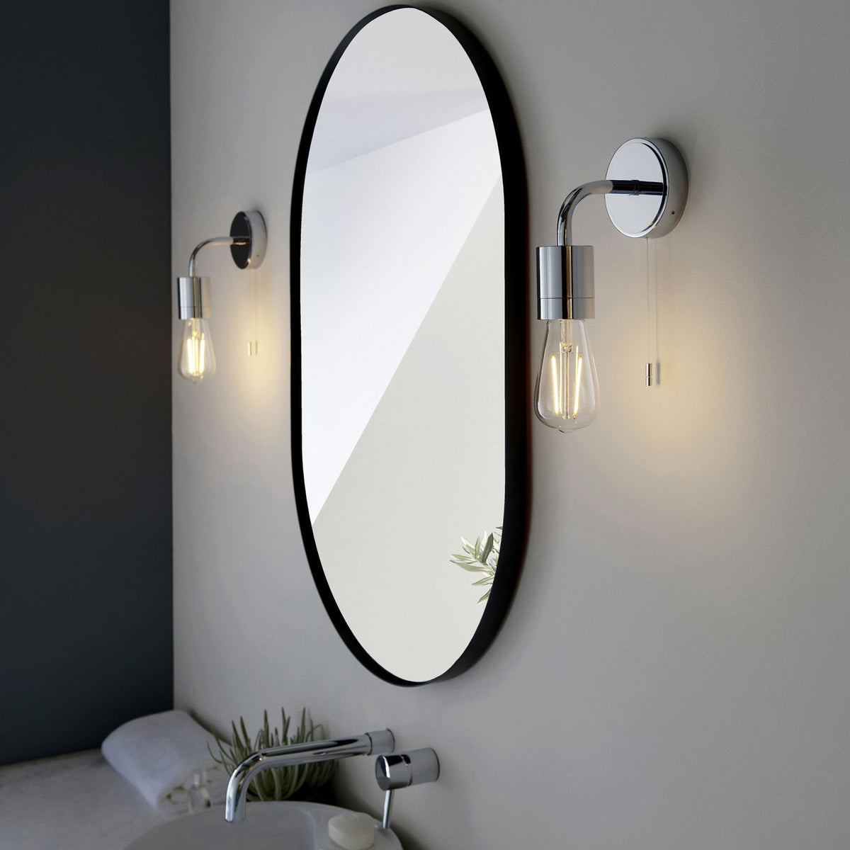 Modern IP44 Single Switched Wall Light in Polished Chrome