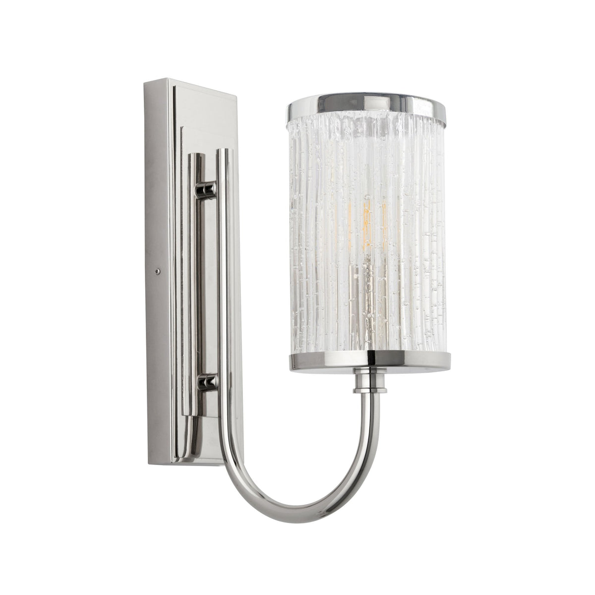 Un aplique de pared de cromo pulido con una pantalla de cristal acanalado burbujeante, no iluminado, sobre un fondo blanco.