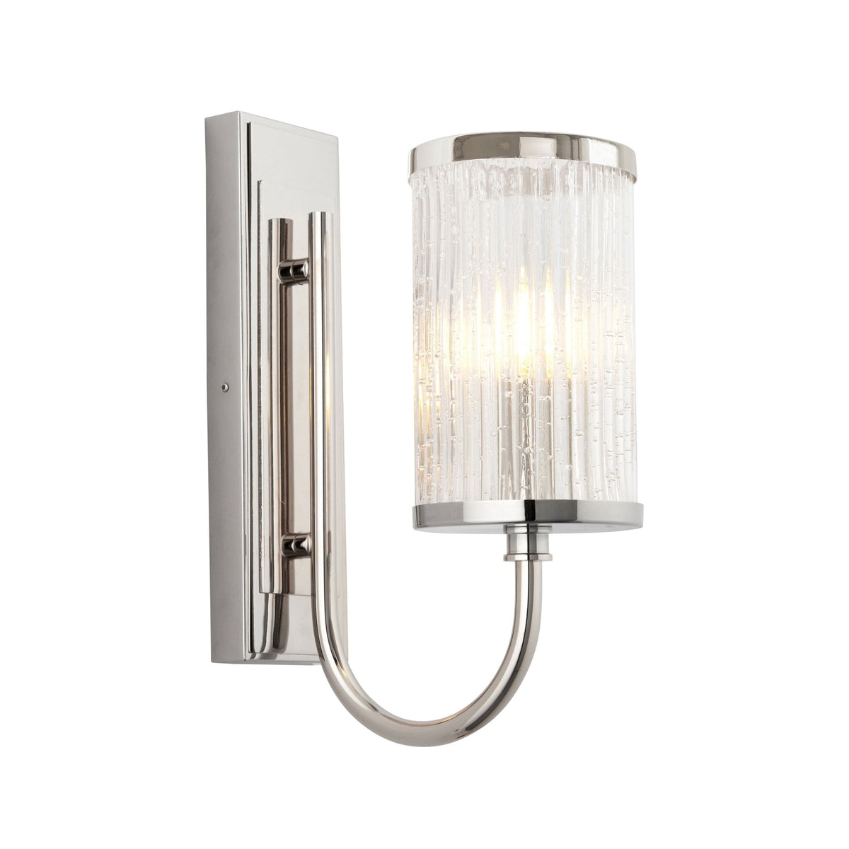 Un aplique de pared de cromo pulido con una pantalla de cristal acanalado burbujeante, iluminado, sobre un fondo blanco.