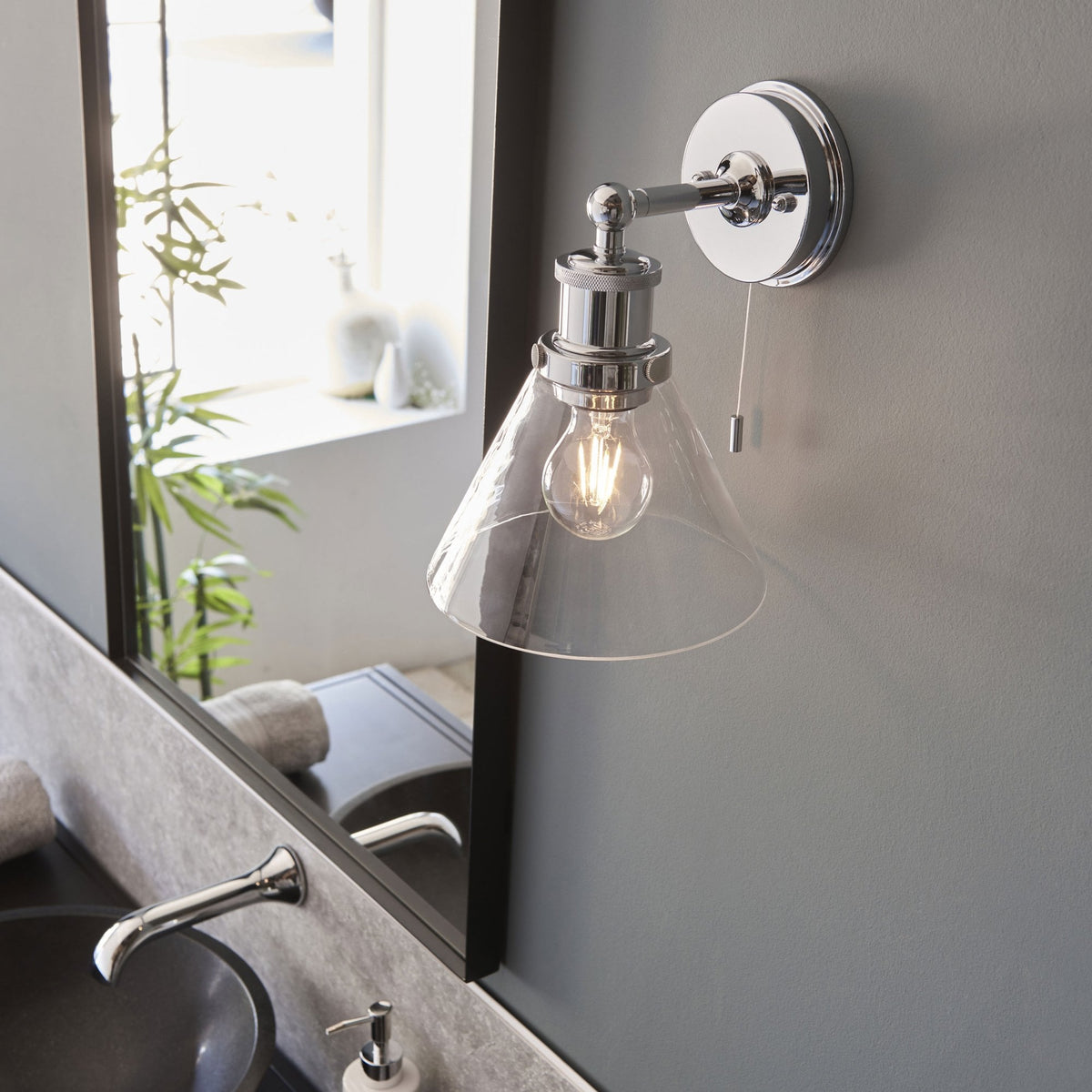 Toulon IP44 Switched Wall Light in Polished Chrome