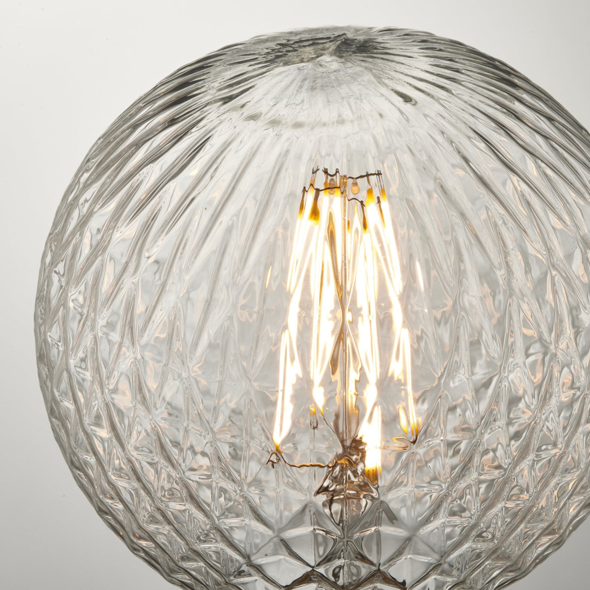 E27 Faceted Extra Warm White LED Globe 4W 2200K 450lm