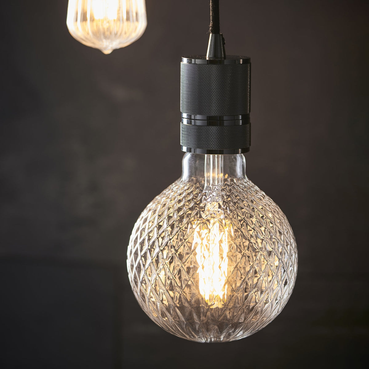 E27 Faceted Extra Warm White LED Globe 4W 2200K 450lm