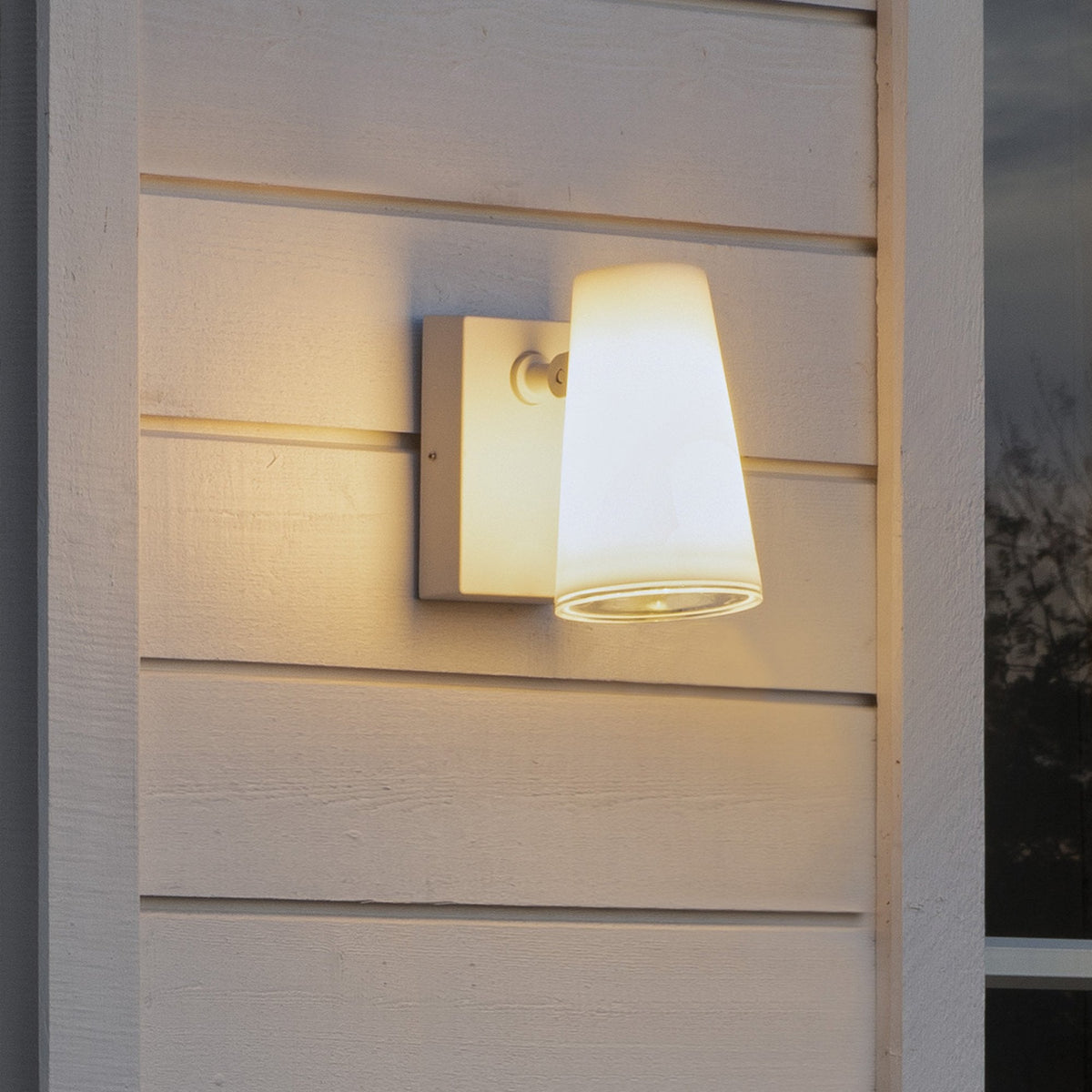 Fano IP54 Outdoor Adjustable E27 Wall Light in White