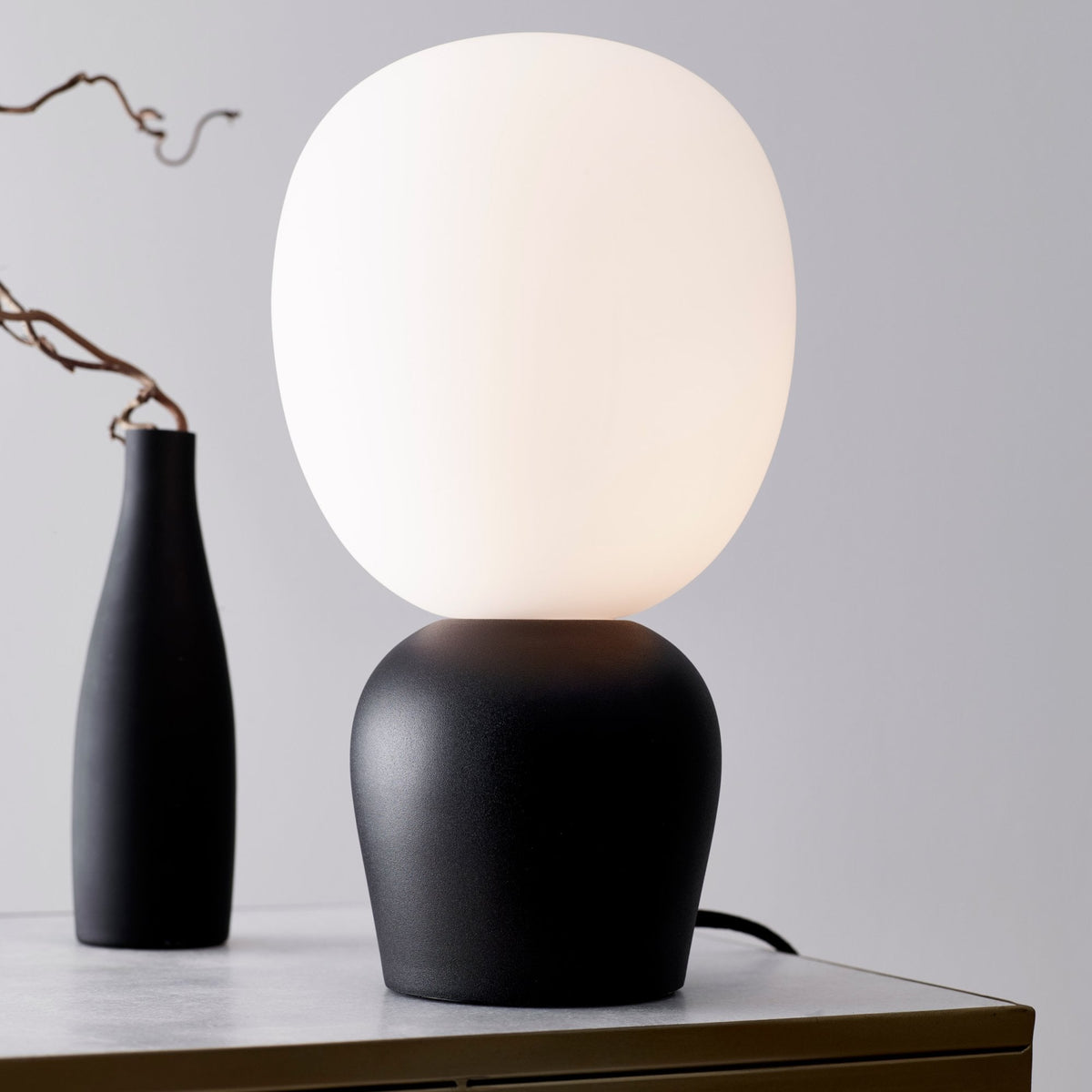 Buddy Table Lamp in Black