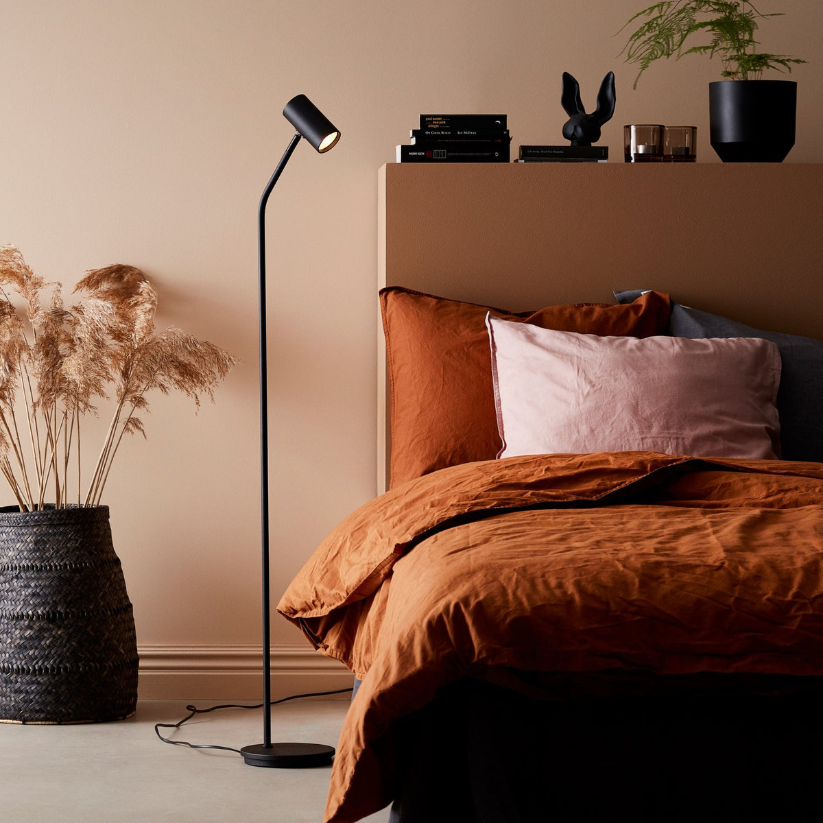 Tyson Floor Lamp in Black