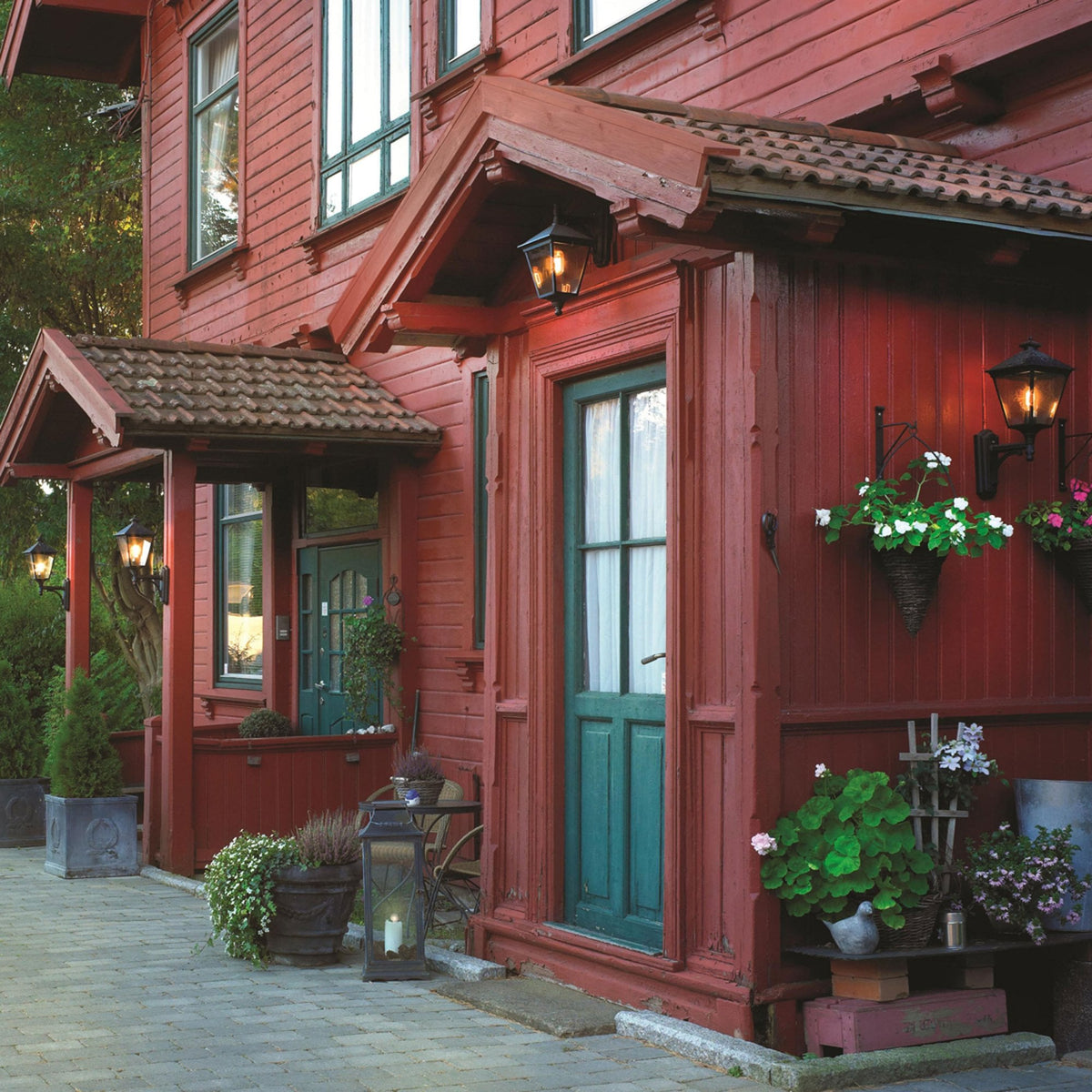 Turin Grande IP54 Light Up Wall Lantern in Black