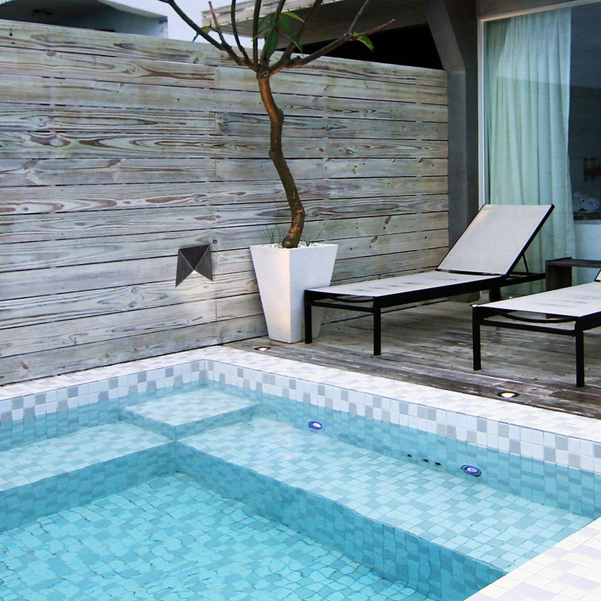 Iisington 7W LED IP54 Wall Lamp in Black and Silver