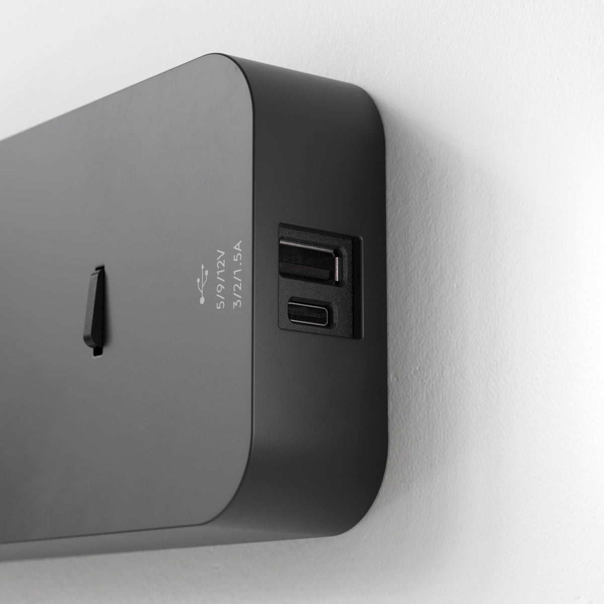 Enna Surface Reader Light with USB A+C in Matt Black