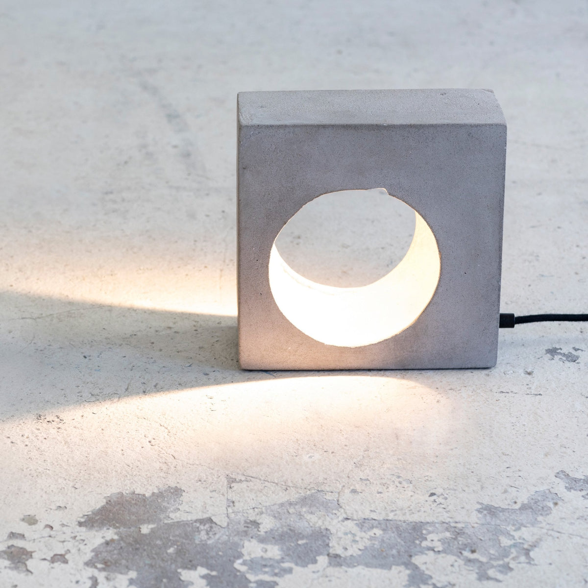 Flastaire Table Lamp In Concrete
