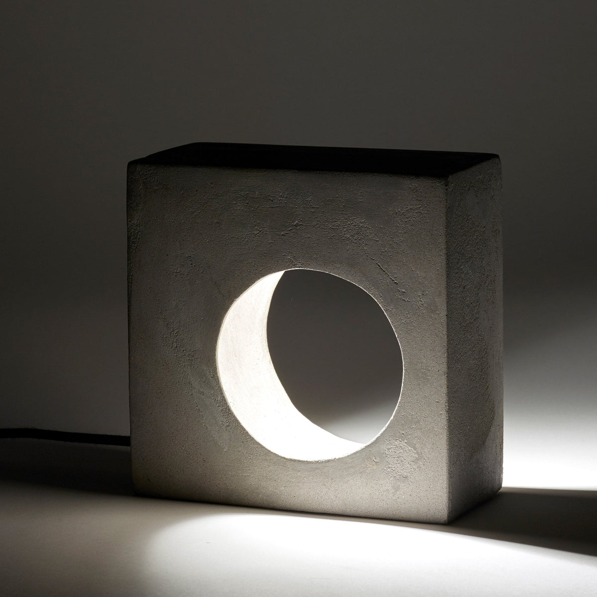 Flastaire Table Lamp In Concrete