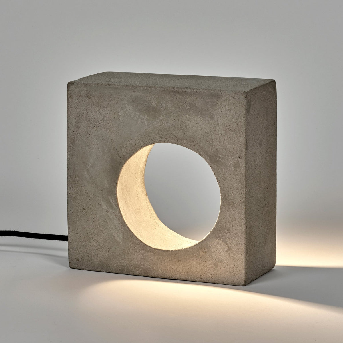 Flastaire Table Lamp In Concrete