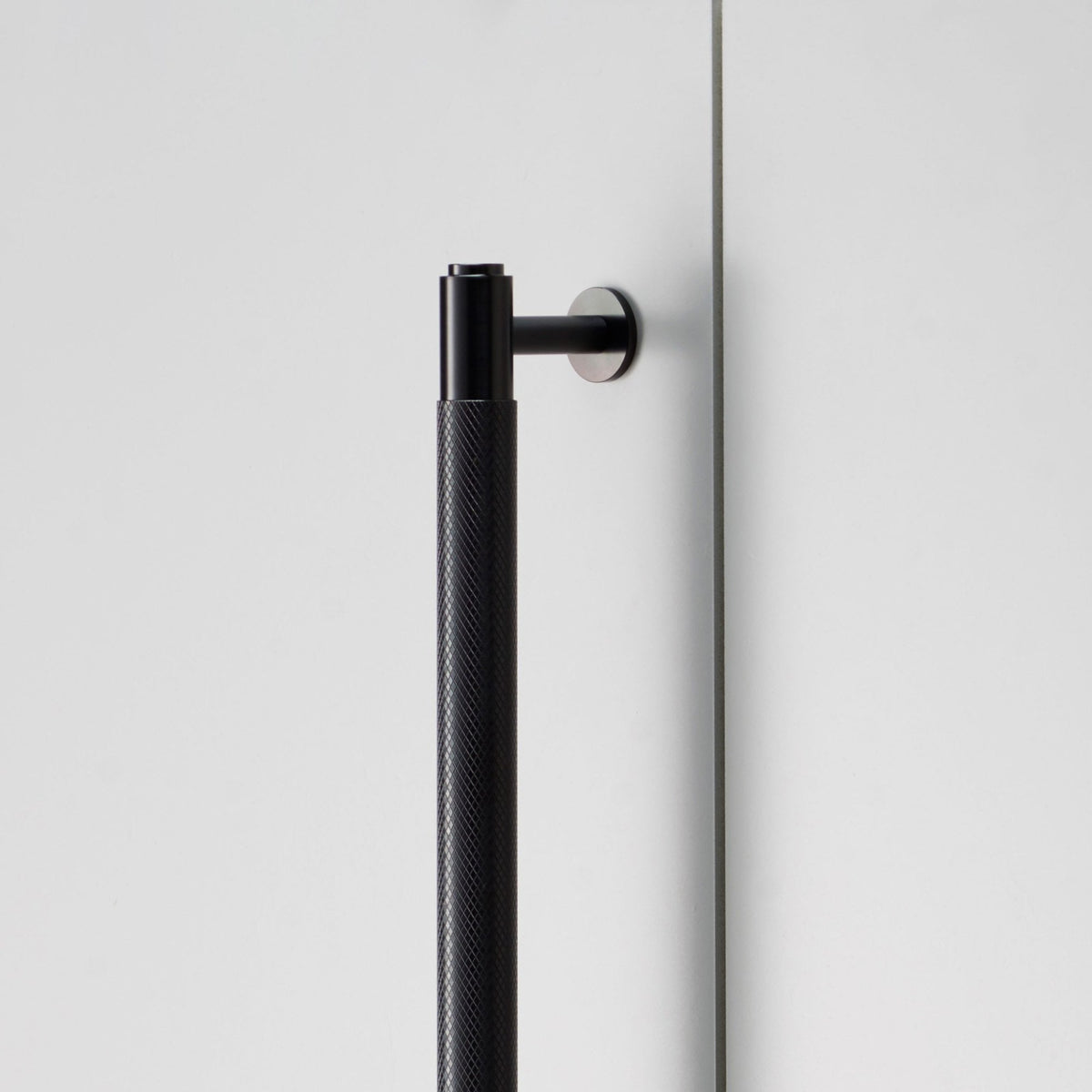 Knurled Closet Bar Handle In Black