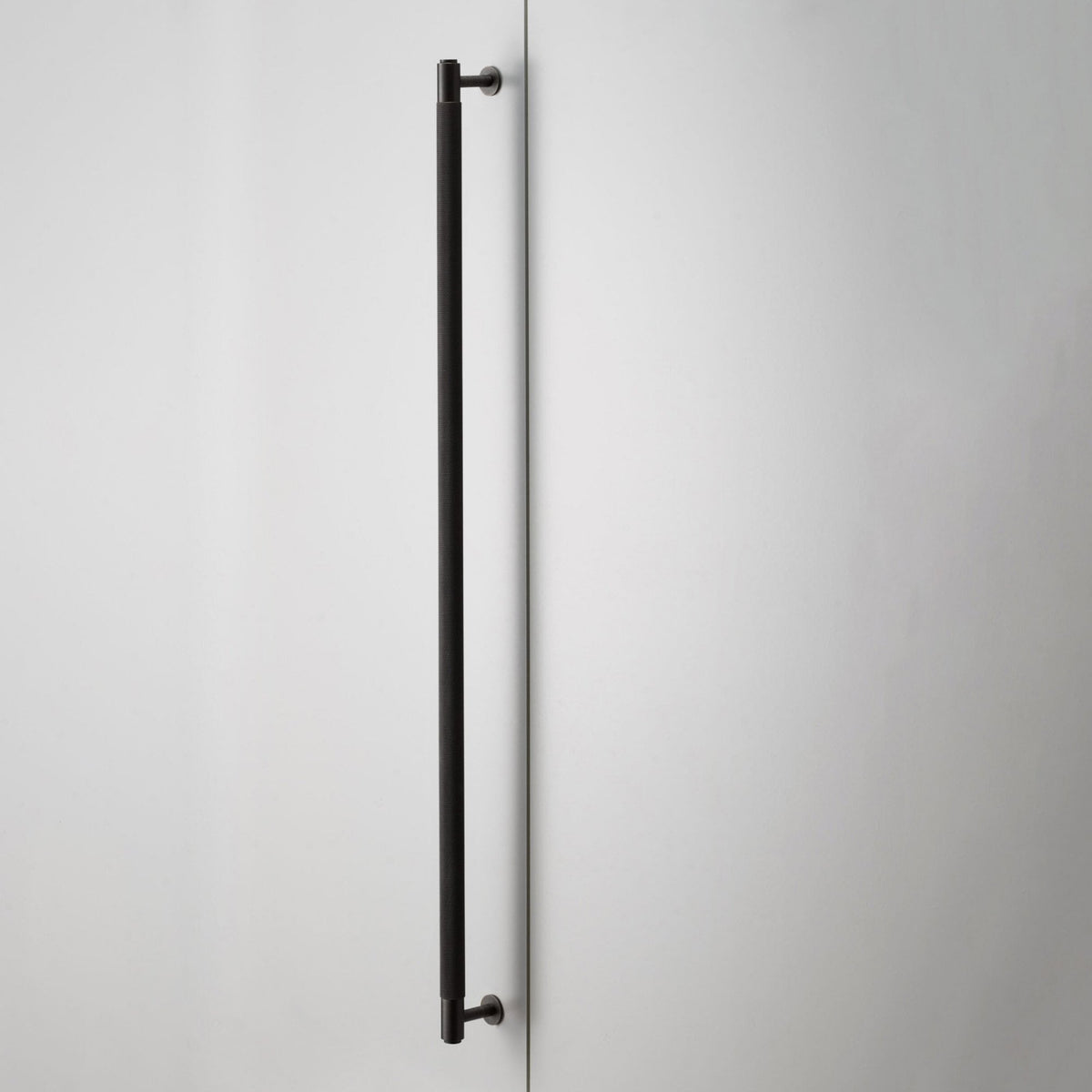 Knurled Closet Bar Handle In Solid Smoked Brozne