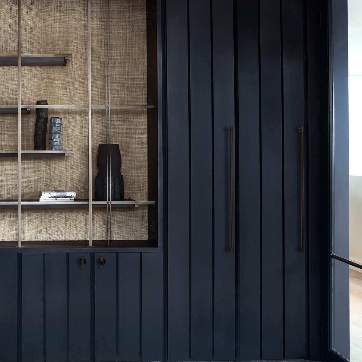 Knurled Closet Bar Handle In Solid Smoked Brozne