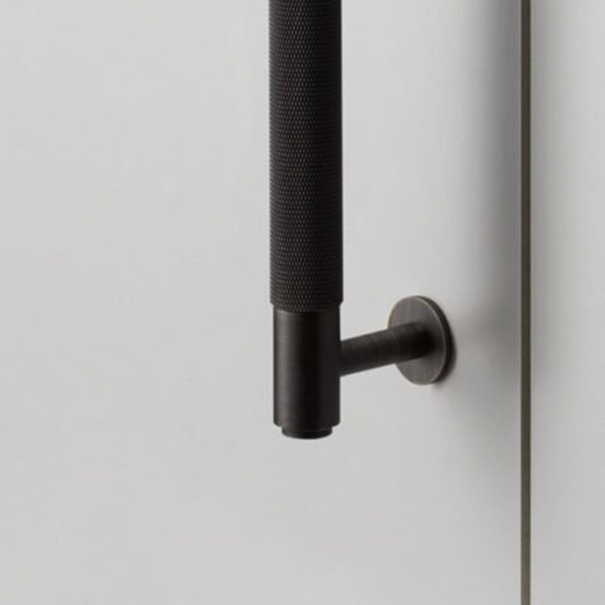 Knurled Closet Bar Handle In Solid Smoked Brozne