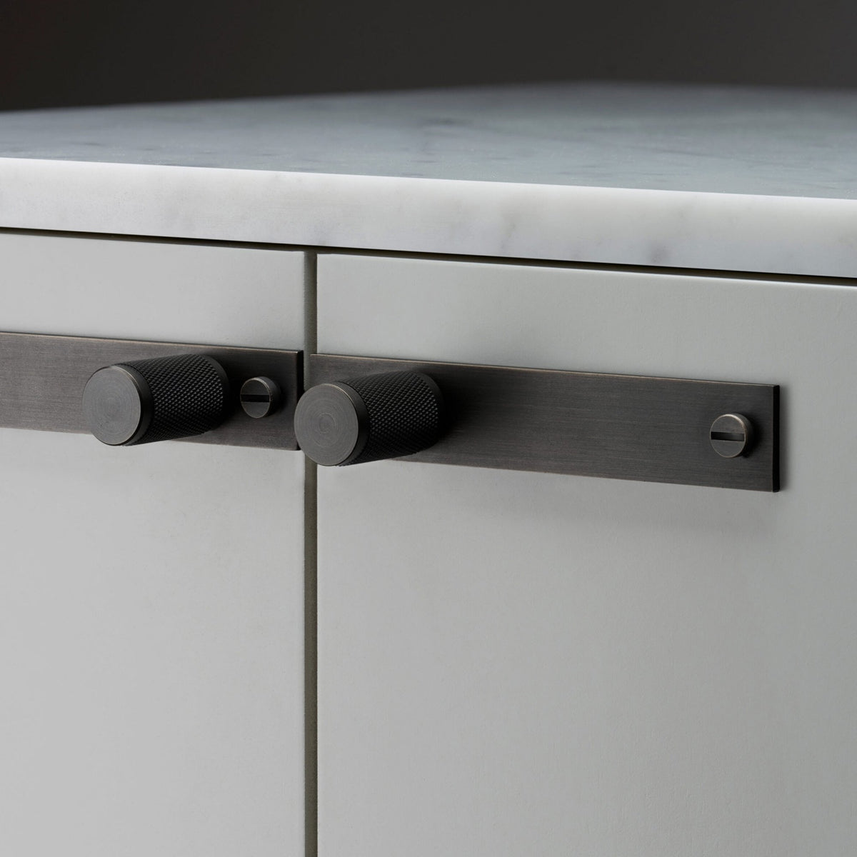 Knurled Furniture Knob Set With Back Plates In Smoked Bronze