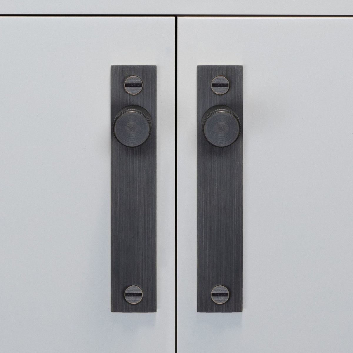 Knurled Furniture Knob Set With Back Plates In Smoked Bronze