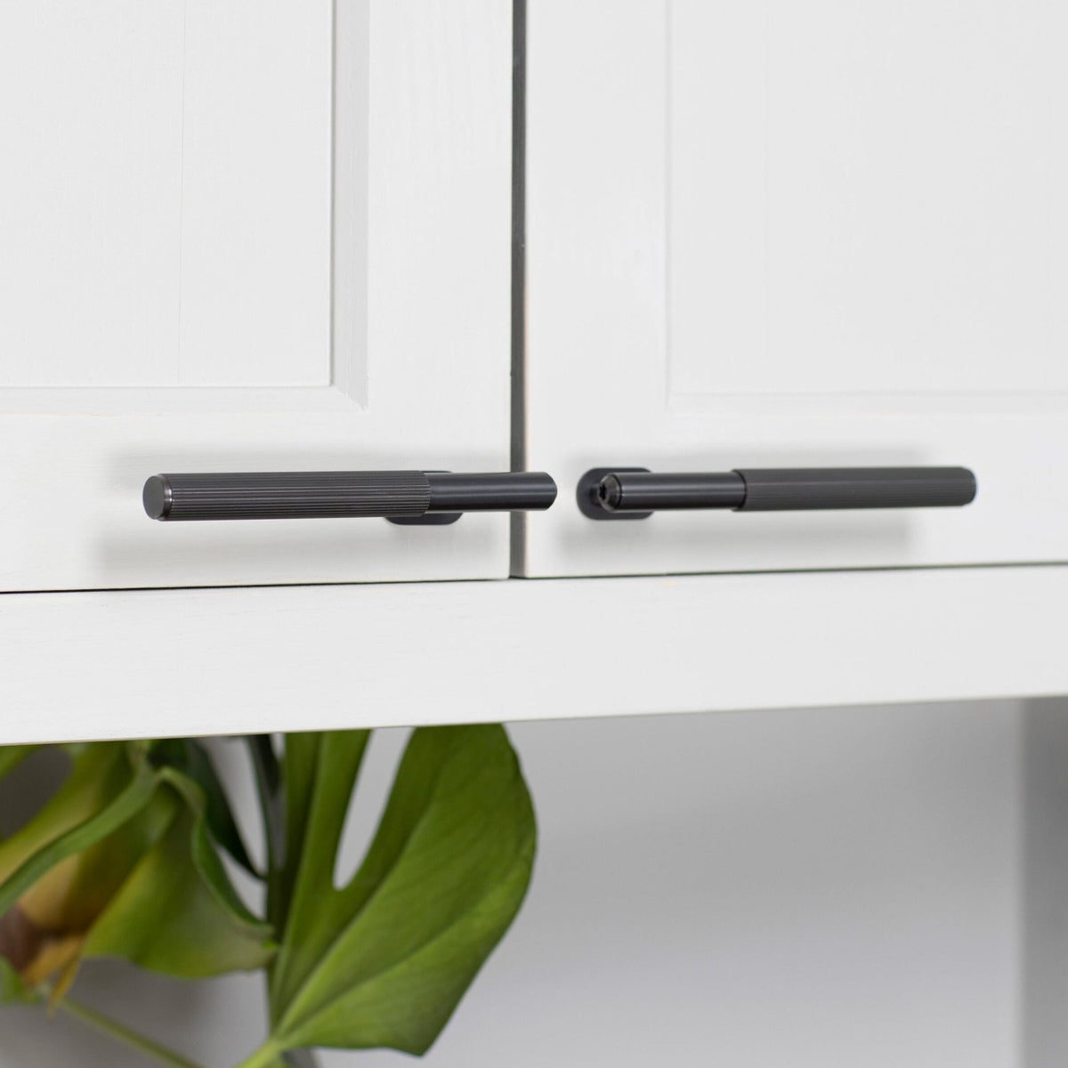 Knurled L-Bar Cabinet Handle In Black