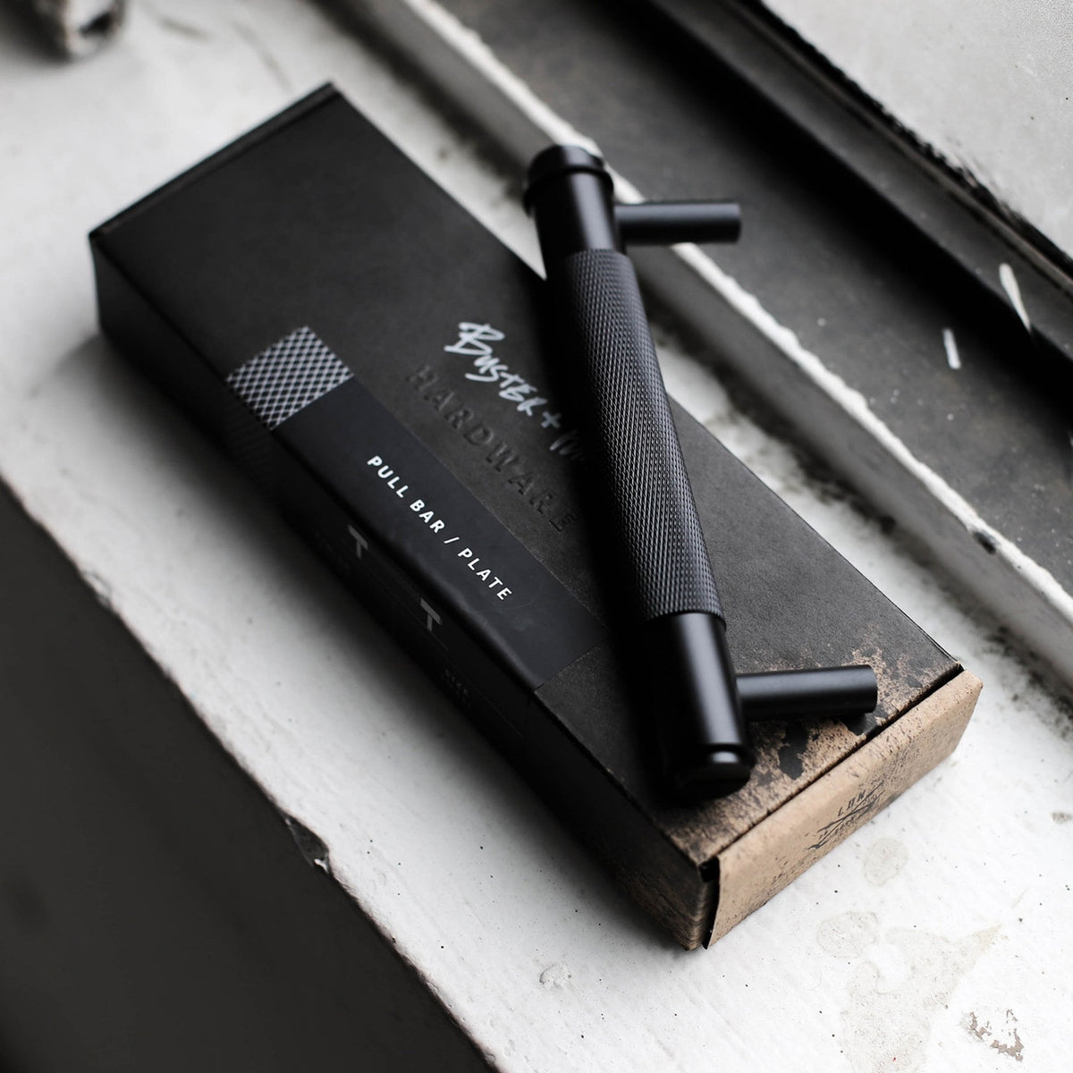 Knurled Small Pull Bar Cabinet Handle In Black