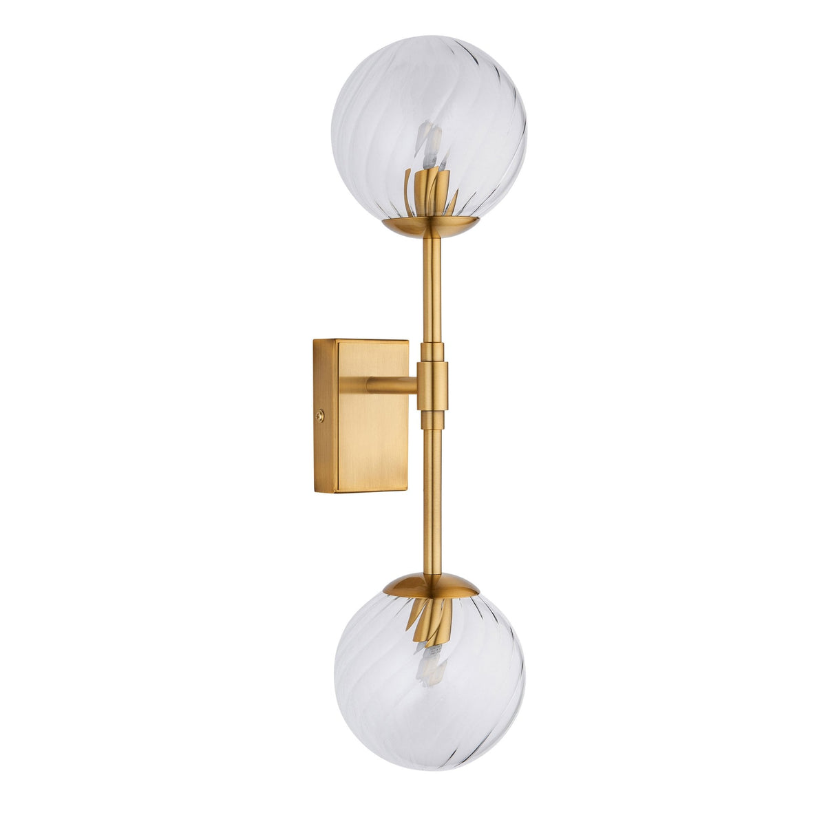 Une applique murale dorée verticale avec deux abat-jour en verre transparent à texture tourbillonnante, sur fond blanc.