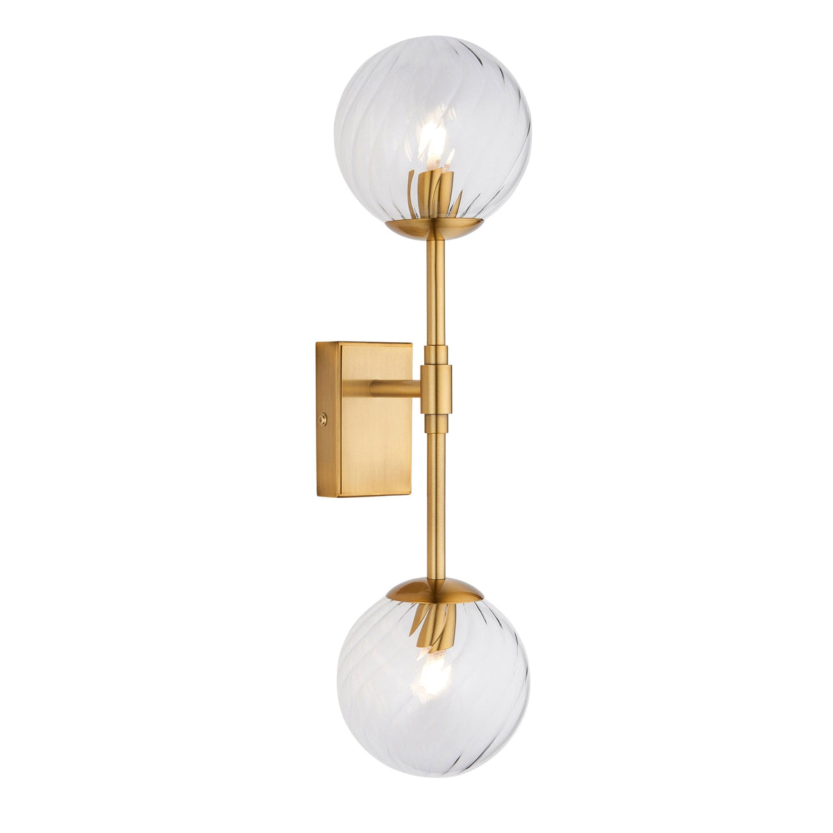 Applique murale dorée verticale avec deux abat-jour sphériques en verre texturé, émettant une lumière chaude sur fond blanc.