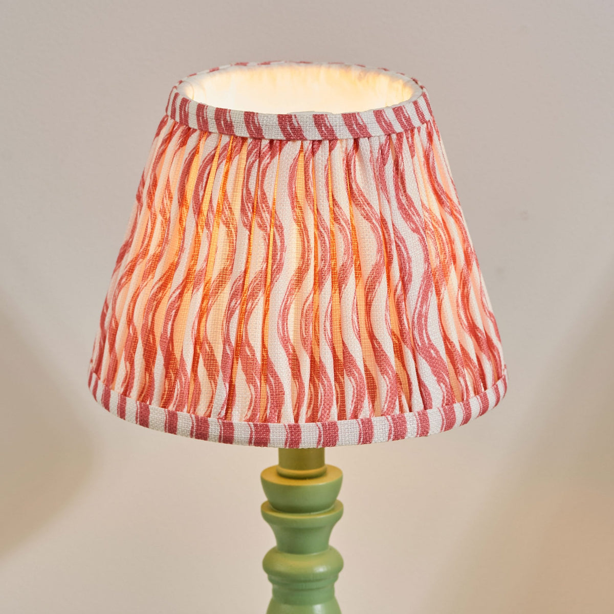 Bibury Table Lamp in Cotswold Green with Ripple 20cm Coral Pink Shade