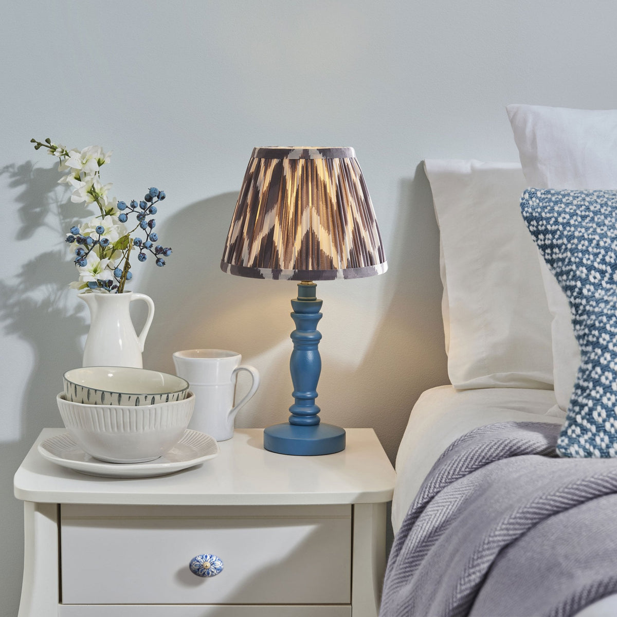 Bibury Table Lamp in Marlin Blue with Zigzag 20cm Pearl Grey Shade