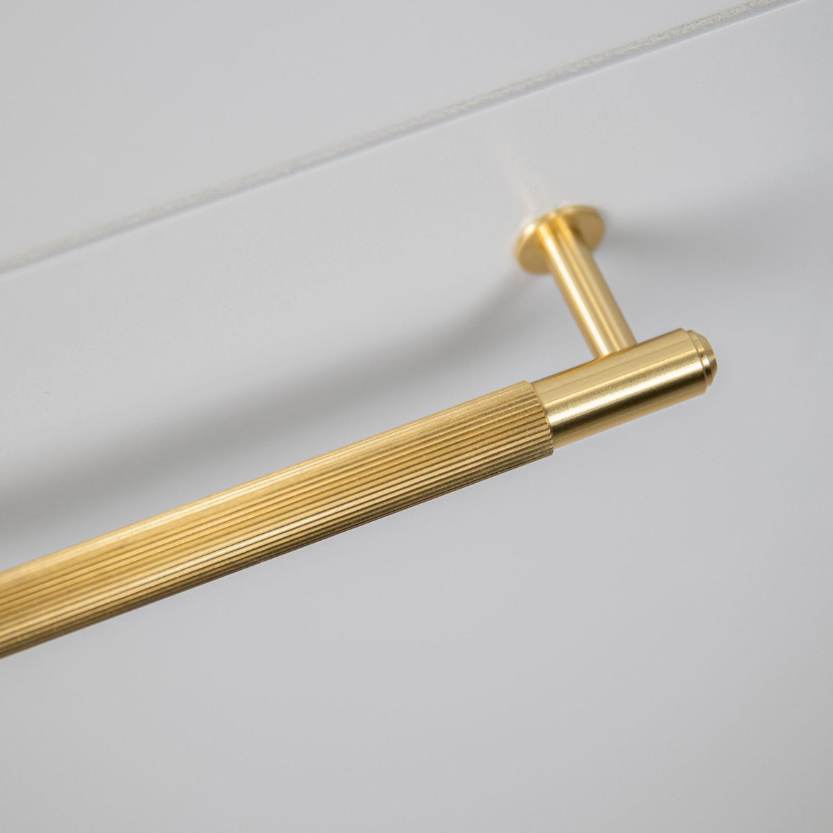 Linear Knurled Medium Pull Bar Cabinet Handle In Solid Brass