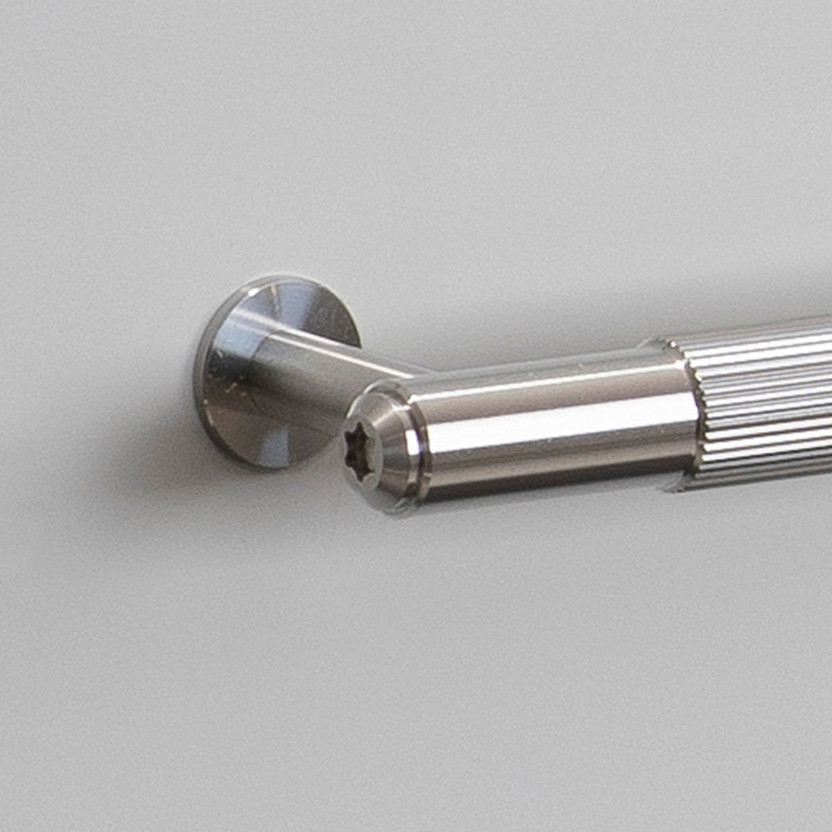 Linear Knurled Medium Pull Bar Cabinet Handle In Solid Steel