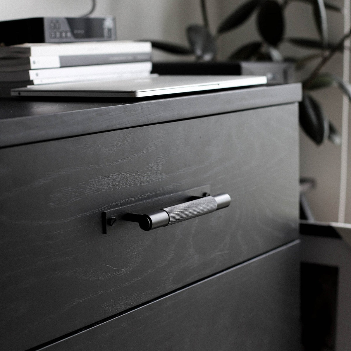 Knurled Small Pull Bar Cabinet Handle With Back Plate In Black